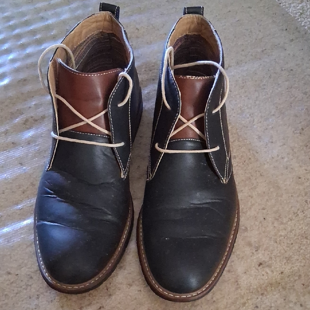 Two-Tone Black and Brown Chukka Boots with Classic Silhouette
